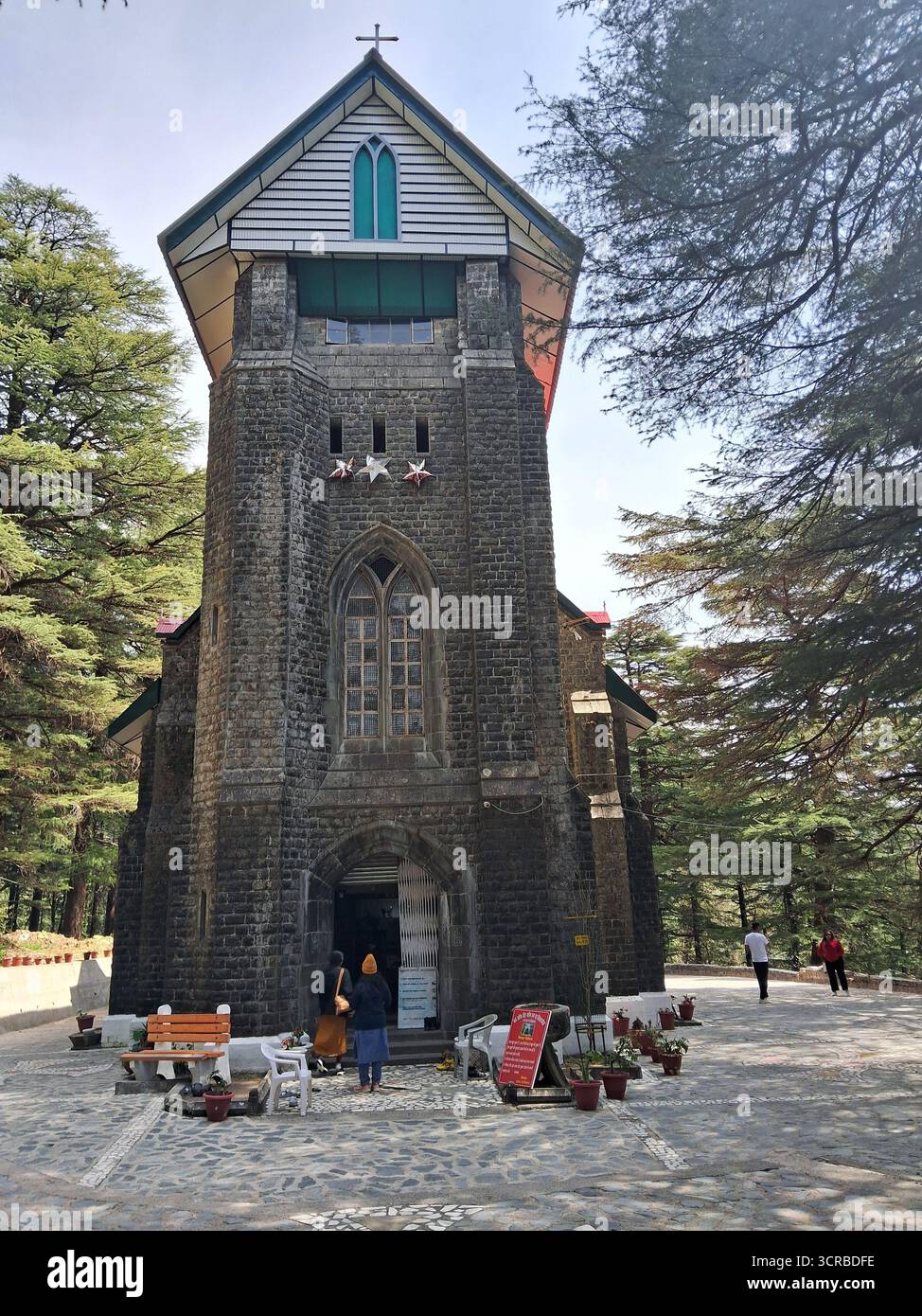 St. John in the Wilderness Church, storica struttura neogotica incastonata tra le foreste di deodar tra Dharamshala e McLeod Ganj, Himachal Pradesh Foto Stock