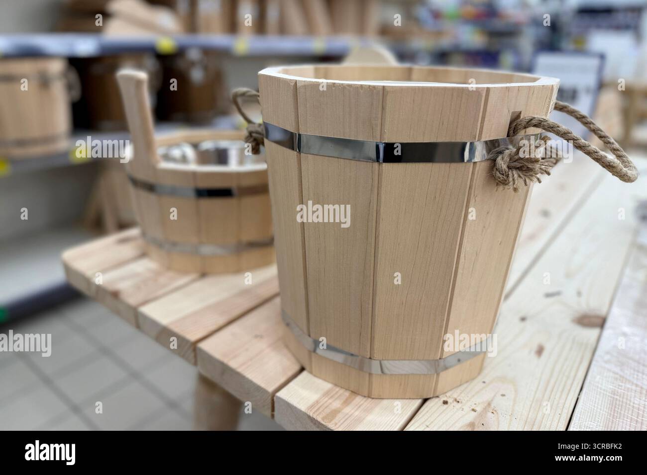 Secchio di legno per il bagno nell'officina Foto Stock