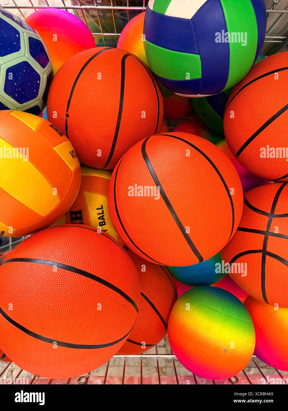 Tanti palloni sportivi colorati Foto Stock