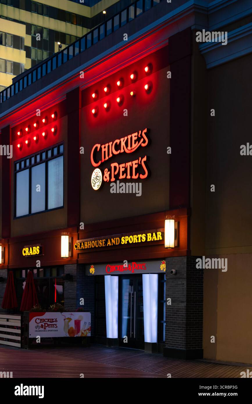 Atlantic City, New Jersey - 27 agosto 2025: Chickie's & Pete's, è un popolare bar sportivo situato all'interno del casinò Tropicana, noto per la sua atmosfera energetica Foto Stock
