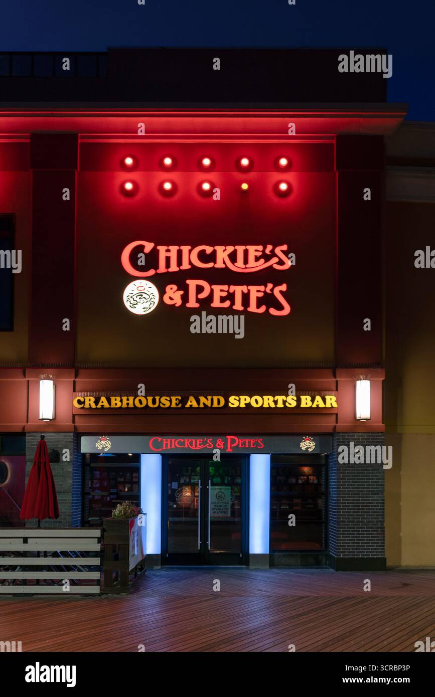 Atlantic City, New Jersey - 27 agosto 2025: Chickie's & Pete's, è un popolare bar sportivo situato all'interno del casinò Tropicana, noto per la sua atmosfera energetica Foto Stock