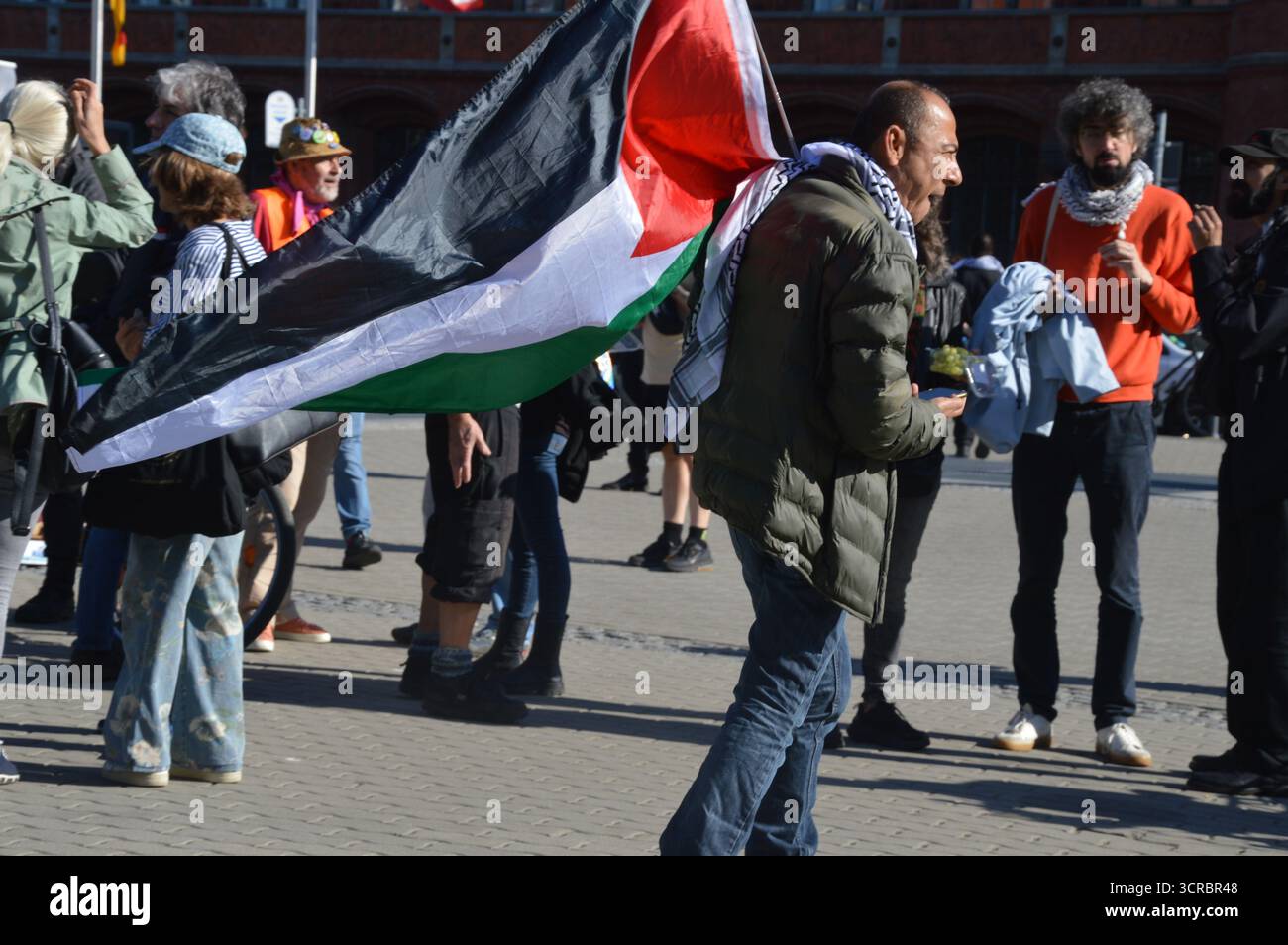 Berlino, Germania - 27 settembre 2025 - "tutti gli occhi su Gaza” marciano attraverso il centro di Berlino in segno di protesta contro Israele. (Foto di Markku Rainer Peltonen) Foto Stock