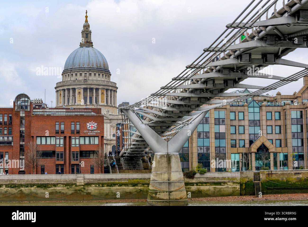 Millennium Bridge, St Paul's Cathedral e City of London School Foto Stock