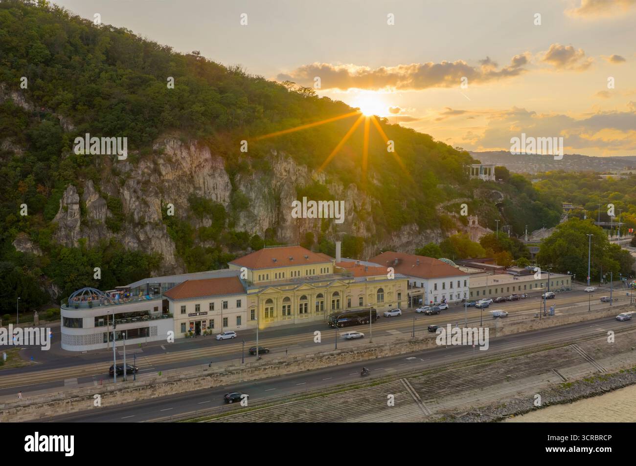 Europa Ungheria Budapest Rudas thermal bath. Fiume Danubio ponte Erzsebet Buda Castle Gellert Hill. Foto Stock
