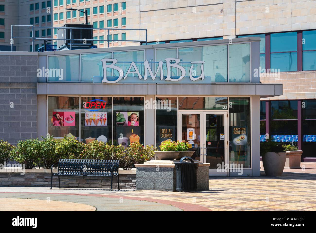 Atlantic City, New Jersey - 26 agosto 2025: Bambu Direrts & Drinks è una catena di franchising specializzata in autentici dessert vietnamiti conosciuti come chè, Along Foto Stock