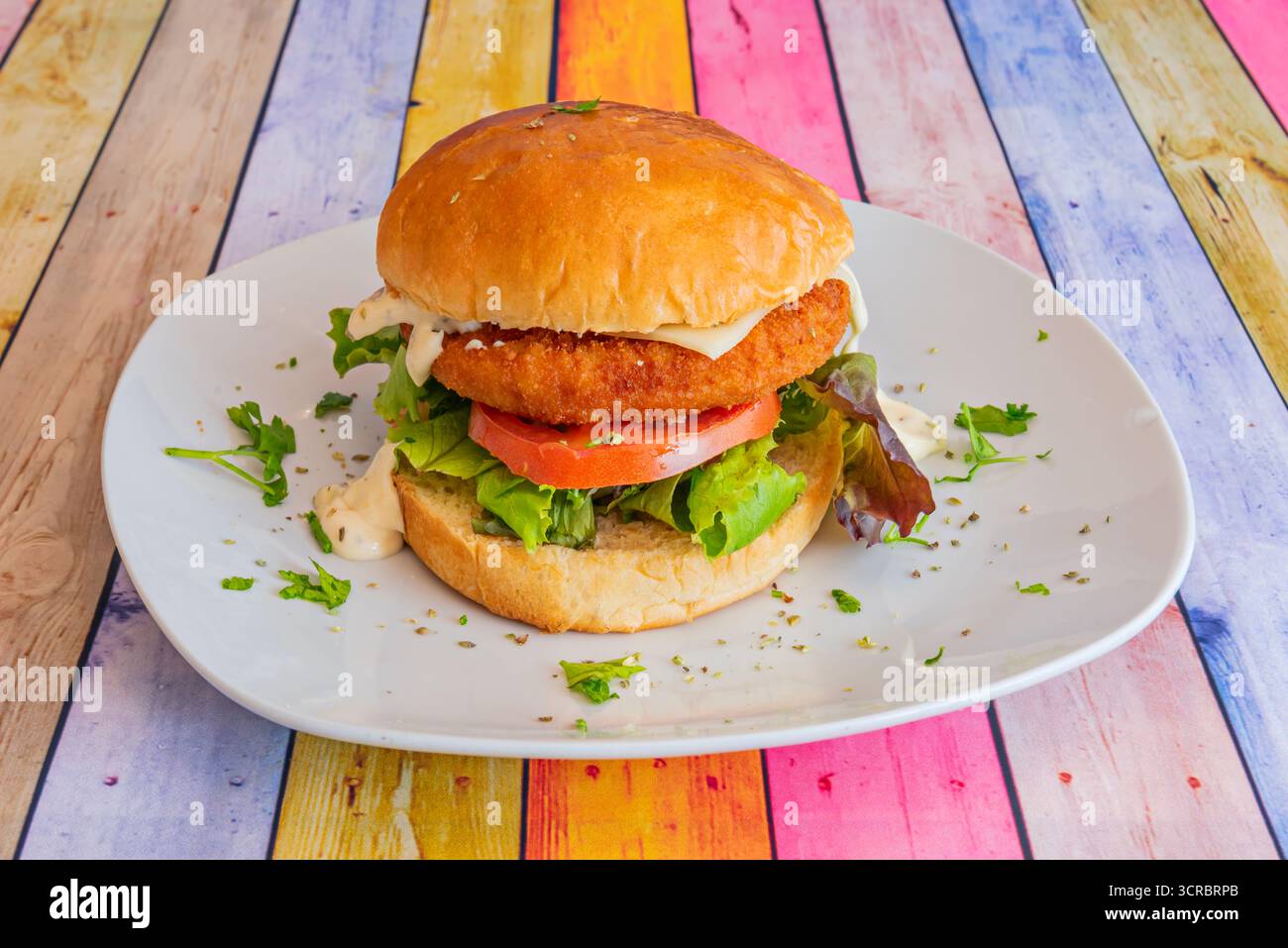 Un hamburger alto e imponente con brioche, triplo manzo, formaggio triplo, pancetta e chorizo, per gli affamati Foto Stock