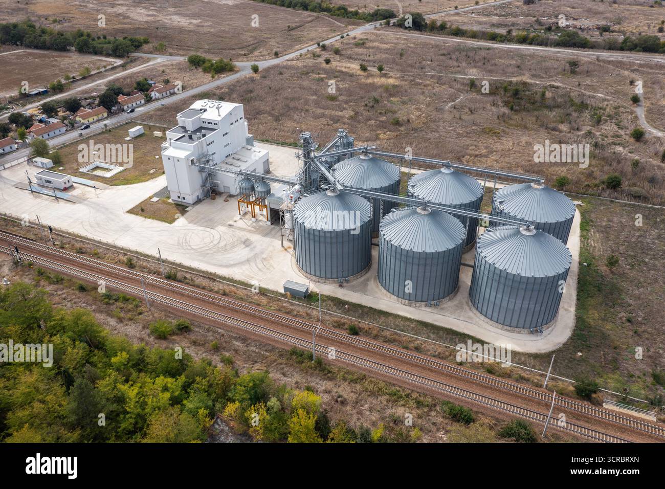 Vista aerea di un silo metallico per l'essiccazione della granella. Industria agricola Foto Stock