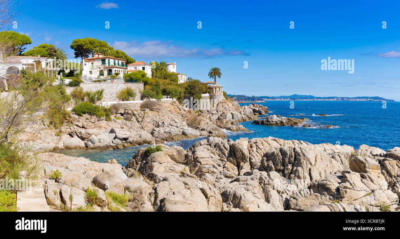 Eleganti ville sulle scogliere rocciose del Camino de Ronda a S'Agaró, con palme e ampie vedute del turchese Mar Mediterraneo. Foto Stock