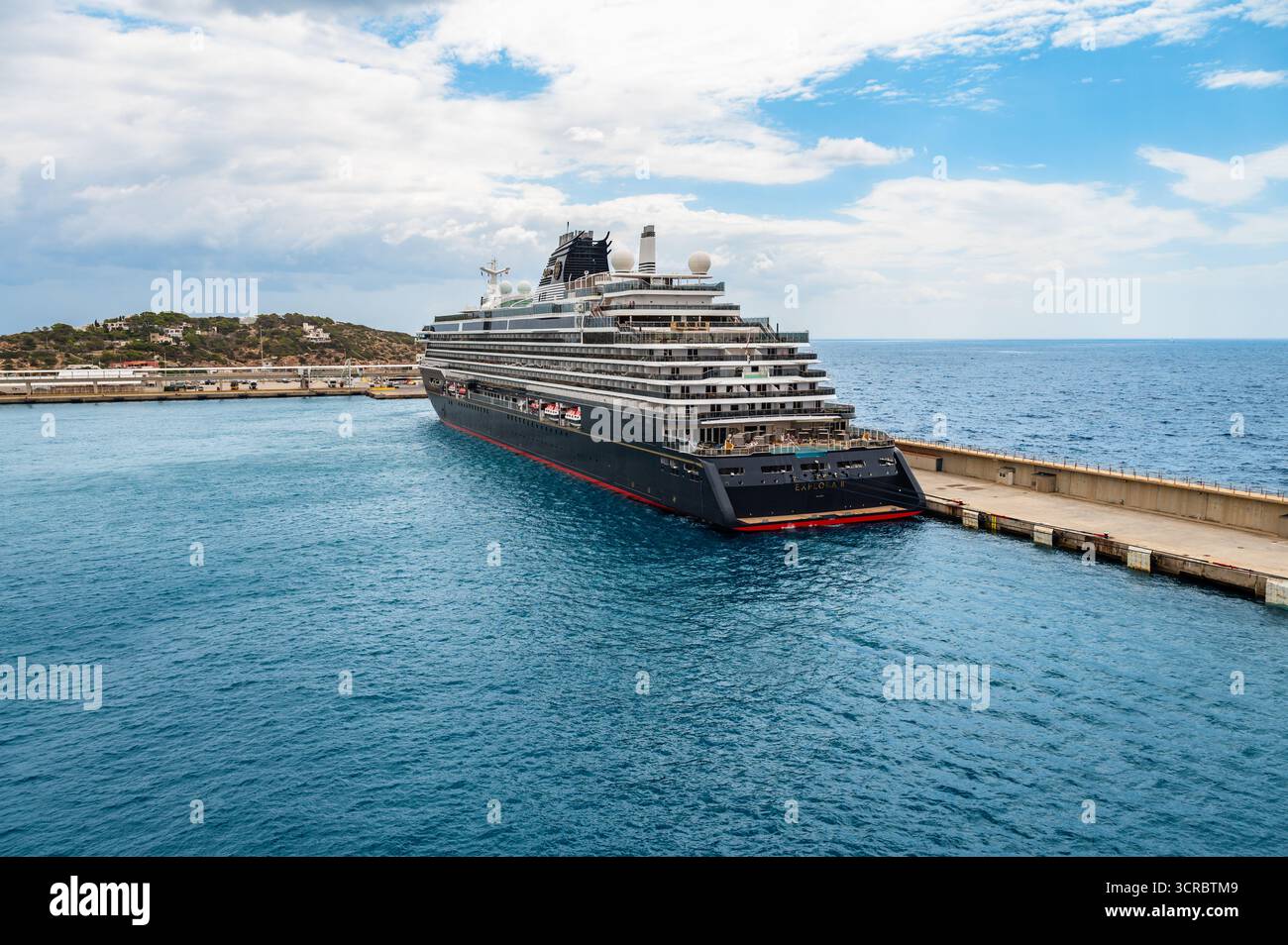 Ibiza, Spagna - 29 luglio 2025: Nave da crociera Explora II di lusso ormeggiata nel porto di Ibiza. Premium Travel and Maritime Concept Foto Stock