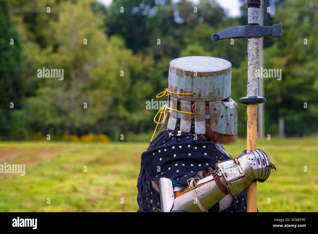 Newport, Tennessee, Stati Uniti d'America - 6 settembre 2025: Un profilo medievel del timone di un soldato in un evento gratuito annuale che si tiene al Red Hill Field of Dreams. Foto Stock