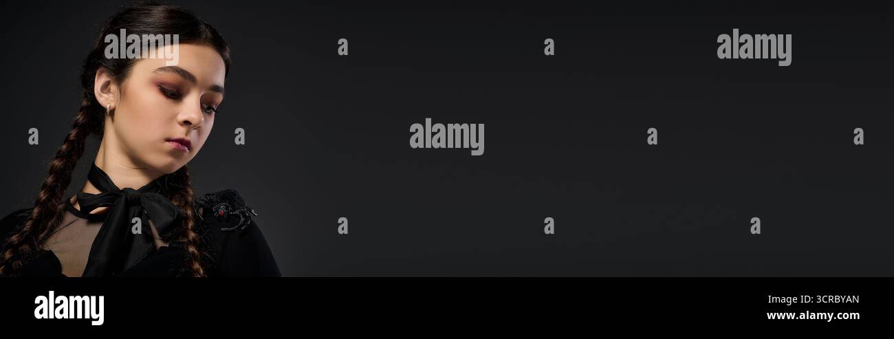 Una ragazza in treccia indossa un abito gotico, canalizzando l'essenza di Halloween e mercoledì, striscione Foto Stock