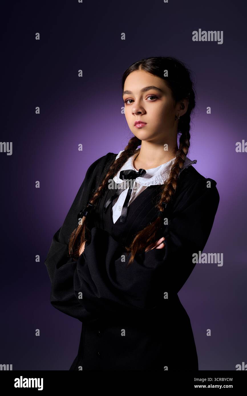 Una ragazza con trecce indossa un abito gotico mercoledì per Halloween, catturando perfettamente lo spirito spettrale. Foto Stock