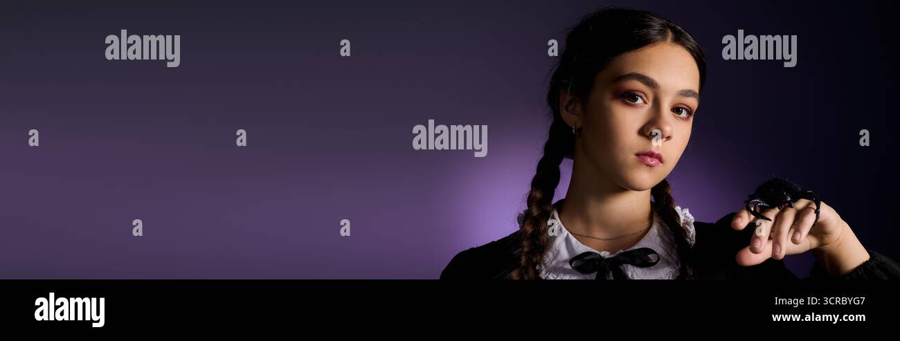 La ragazza con trecce indossa un abito gotico ispirato a un personaggio del mercoledì per Halloween, striscione Foto Stock