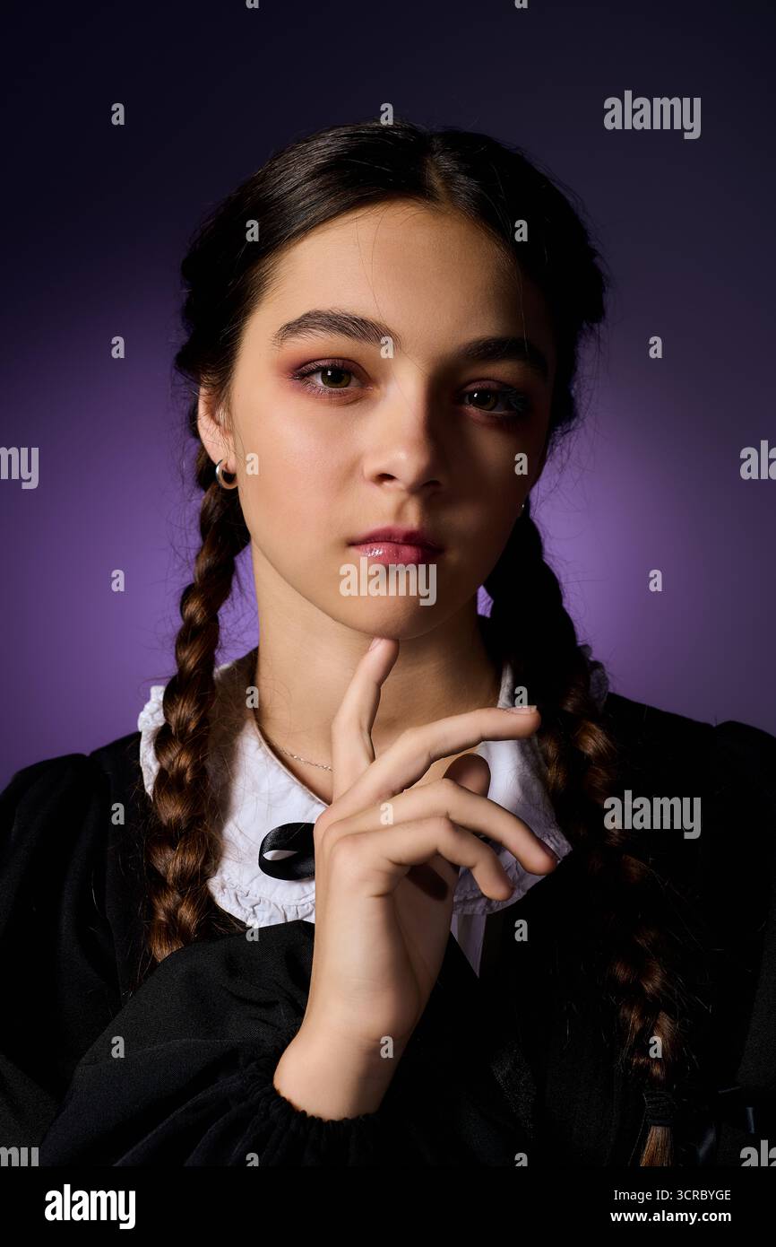 Una ragazza con trecce indossa un abito gotico, catturando l'essenza di Halloween e del divertimento autunnale. Foto Stock