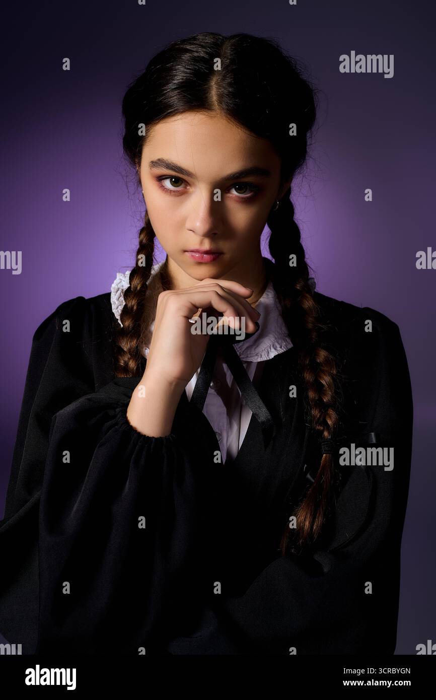 Una ragazza vestita con un abito in stile gotico del mercoledì si mette in posa, pronta per i festeggiamenti di Halloween. Foto Stock