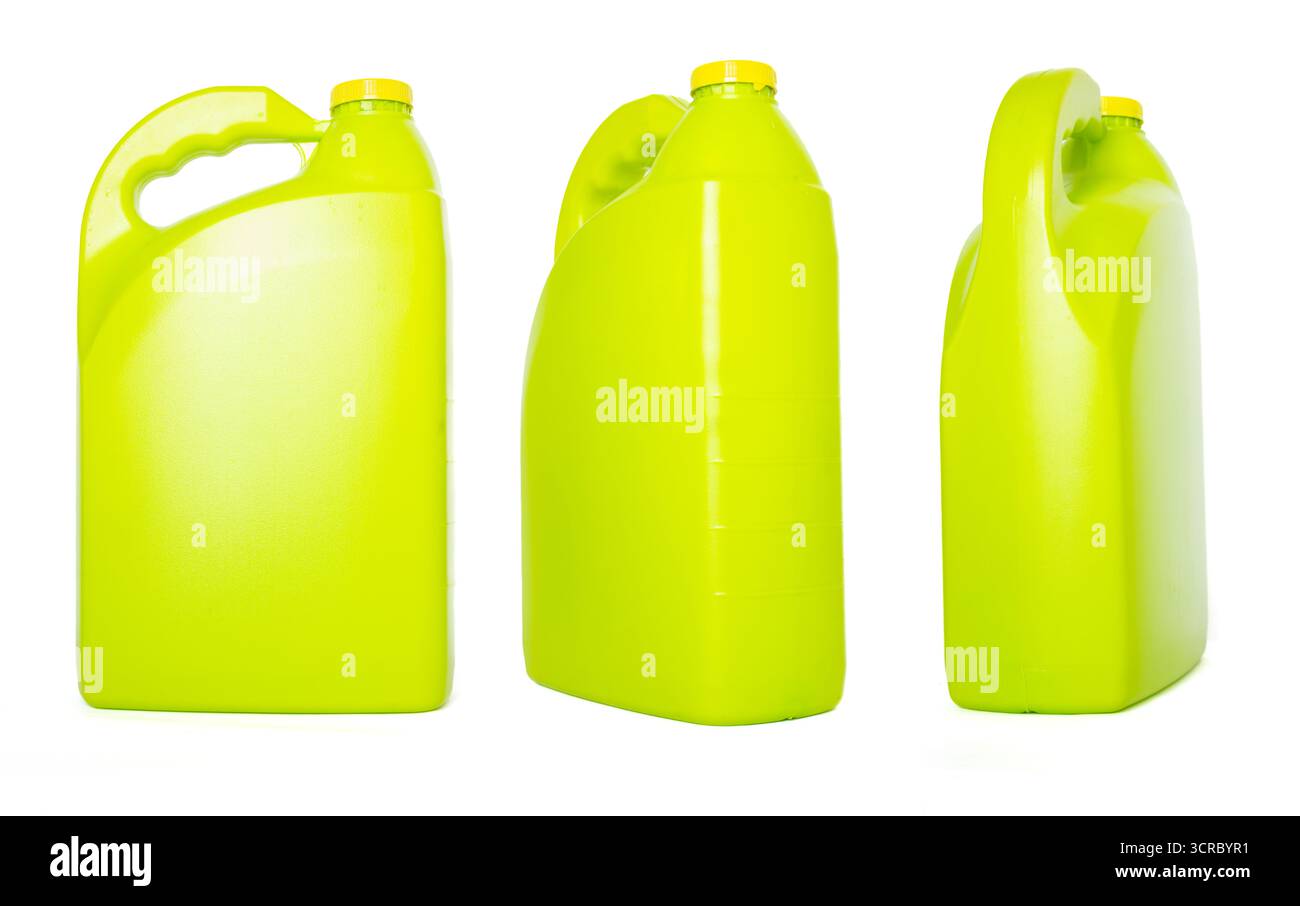 Tre contenitori in plastica verde da galloni con tappi gialli, mostrati da diverse angolazioni. Ideale per la pulizia di prodotti, detergenti, prodotti chimici, carburante, stoccaggio, Foto Stock