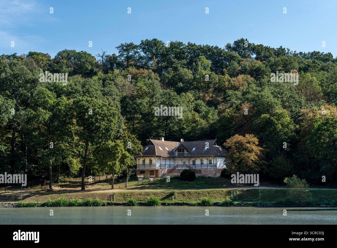 Europa, Ungheria, contea di Komarom Esztergom. Questa incredibile valle e lago si trovano vicino al villaggio di Tardos. Il nome ungherese è Tardosi malomvolgyi To Foto Stock