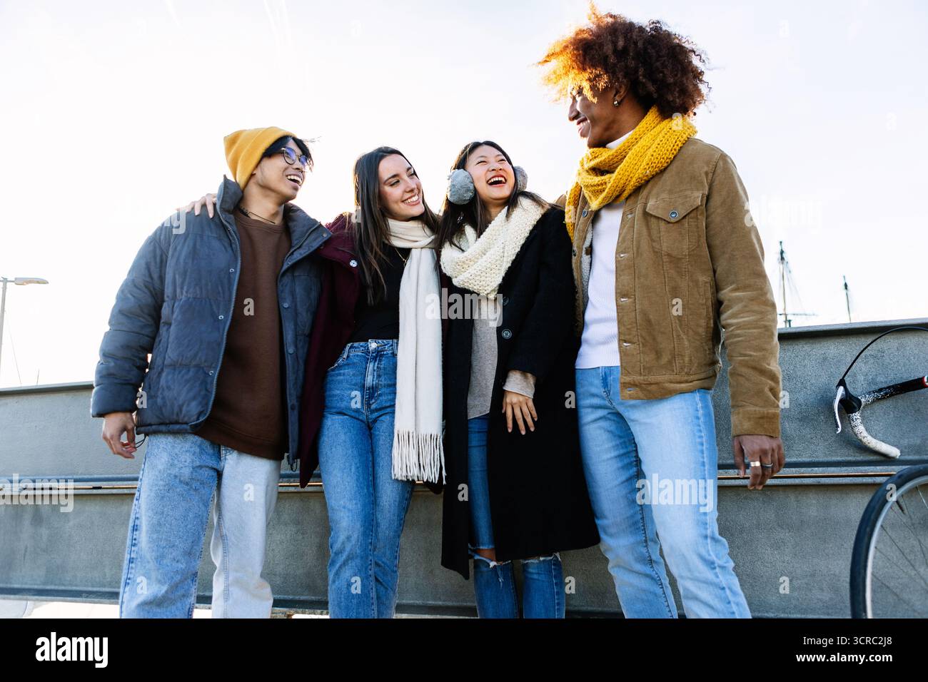 Felici amici multietnici che ridono insieme il giorno d'inverno Foto Stock
