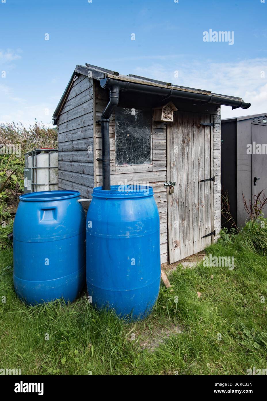 Sistema di raccolta dell'acqua in un sito di destinazione privo di acqua di tubatura. Foto Stock