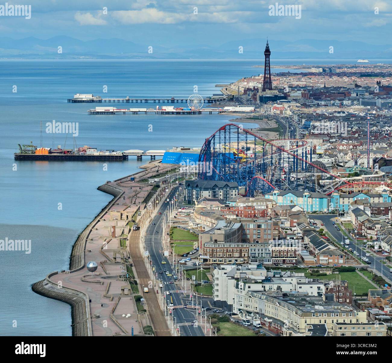 Una fotografia aerea di Blackpool, a nord-ovest della Fylde Coast, Inghilterra settentrionale, Regno Unito, che mostra i tre moli e il grande palco Foto Stock