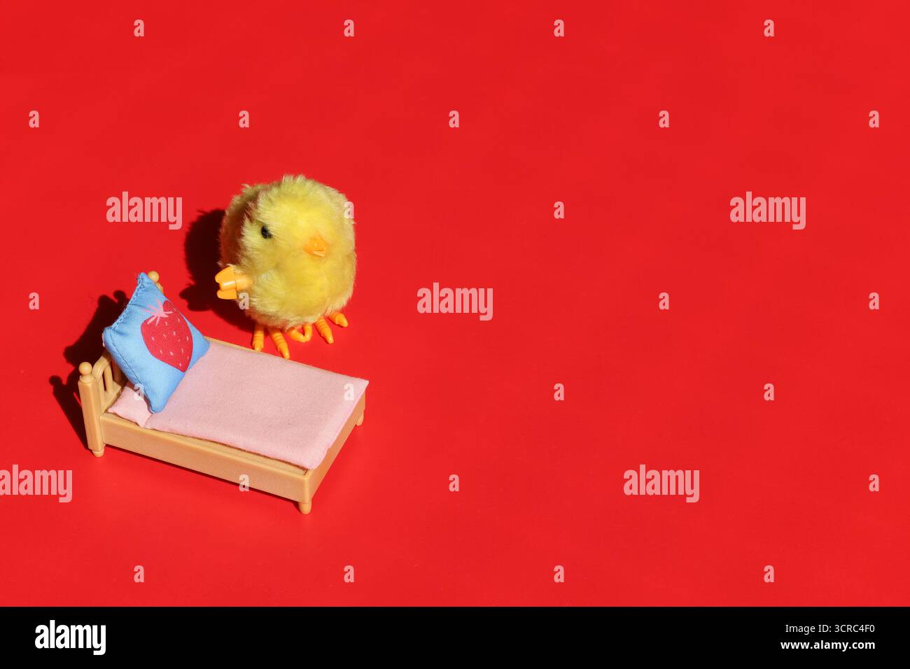 Pulcino piccolo cute che si prepara per andare a dormire nel suo letto. Concettuale. Foto Stock