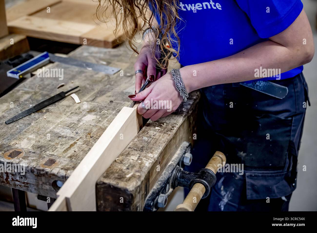 HENGELO - gli studenti sono impegnati alla ROC Twente. Qui i giovani sono addestrati all'artigianato tradizionale come la lavorazione del legno e l'intaglio della pietra. ANP /HOLLANDSE HOOGTE /ROBIN UTRECHT paesi bassi uscita - belgio uscita Foto Stock
