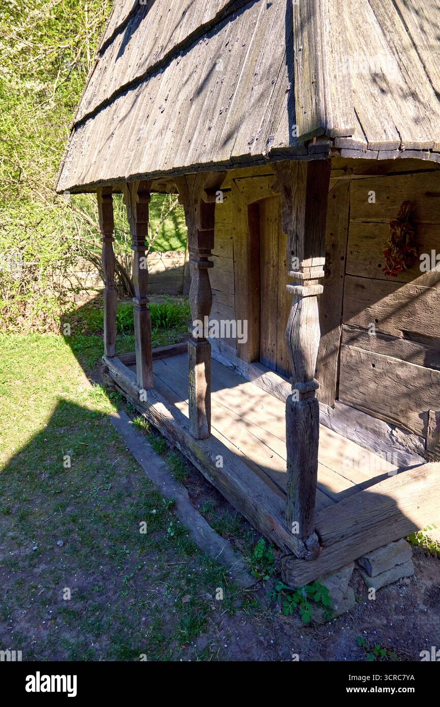 immagine di una vecchia casa in legno con portico intagliato Foto Stock