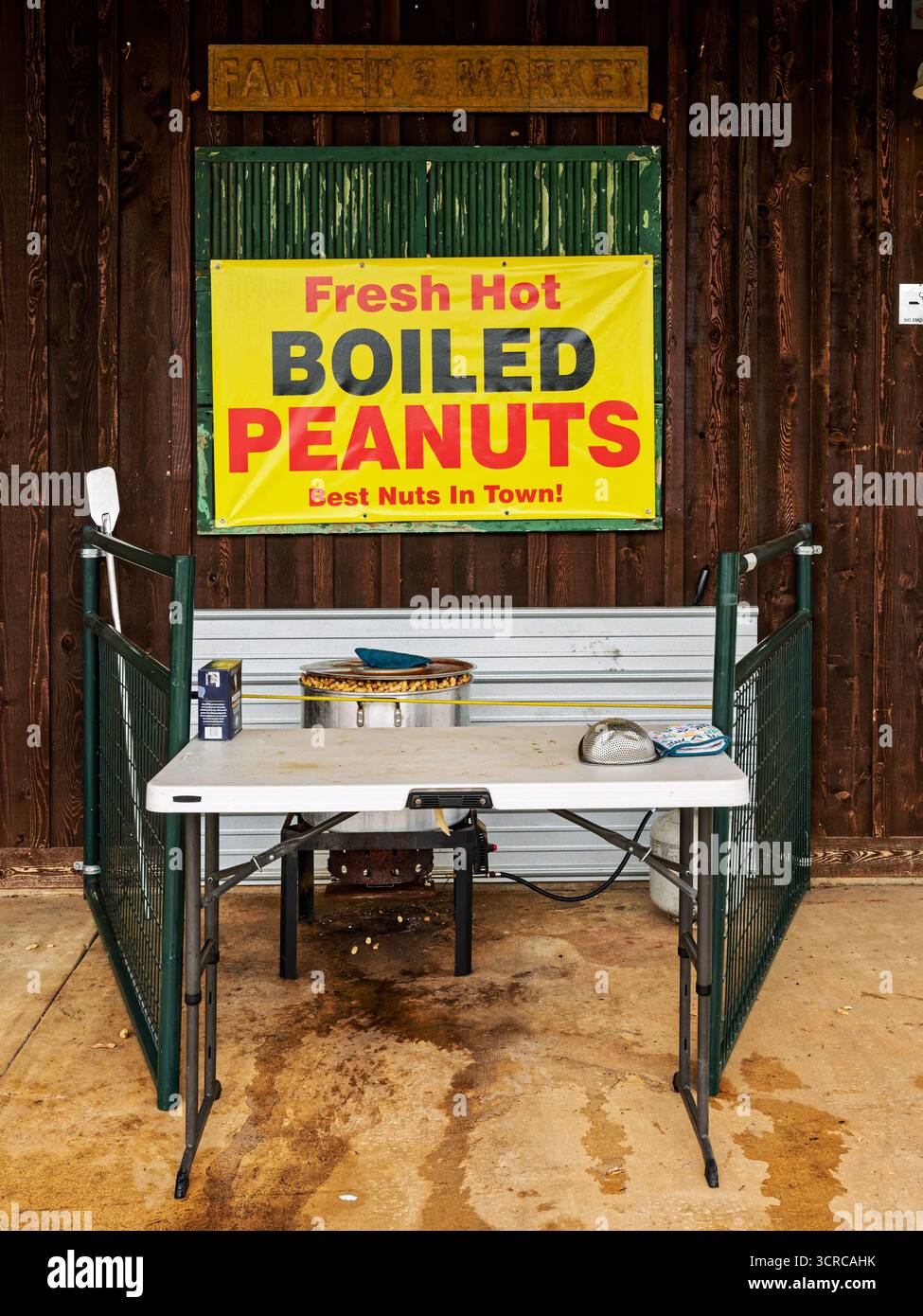 Stand di arachidi bollite fresche, uno dei piatti preferiti del sud, allestito presso un mercato agricolo in Alabama, Stati Uniti. Foto Stock