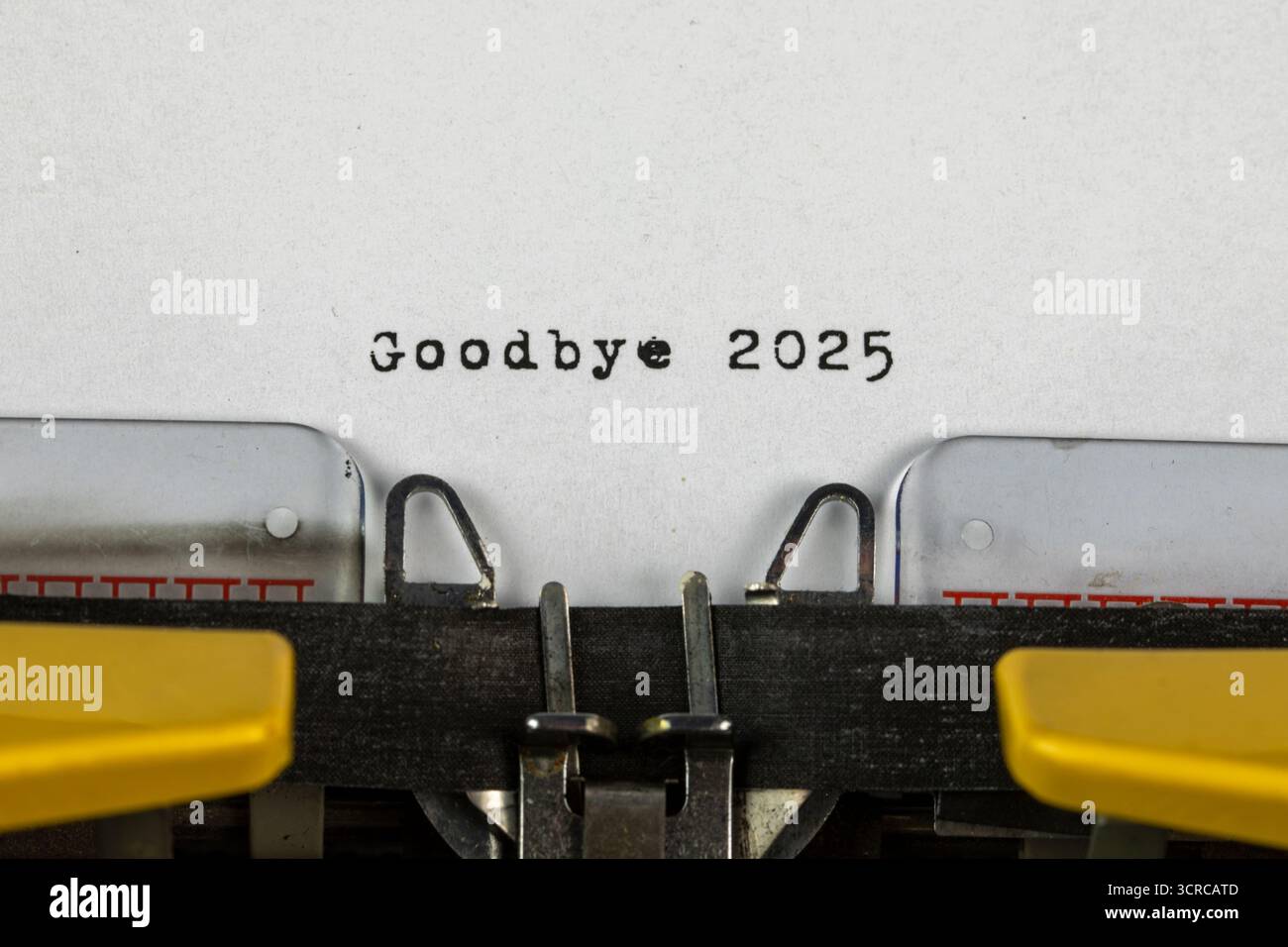Addio 2025 scritto su una vecchia macchina da scrivere Foto Stock