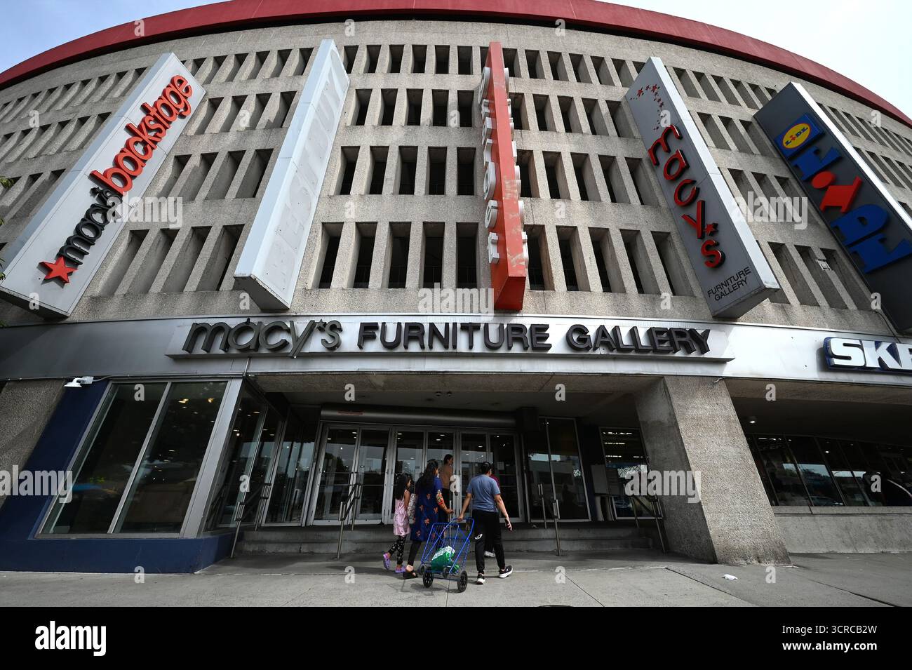 New York, Stati Uniti. 30 settembre 2025. Vista del negozio Macy's Furniture Gallery nel quartiere di Queens, New York, 30 settembre 2025. Il presidente DEGLI STATI UNITI Donald Trump ha ordinato nuove tariffe sui prodotti in legno, tra cui una tariffa del 25% sui mobili in legno; Trump ha anche ordinato un aumento al 30% sui mobili imbottiti a partire dal 1° gennaio. (Foto di Anthony Behar/SipaUSA) credito: SIPA USA/Alamy Live News Foto Stock