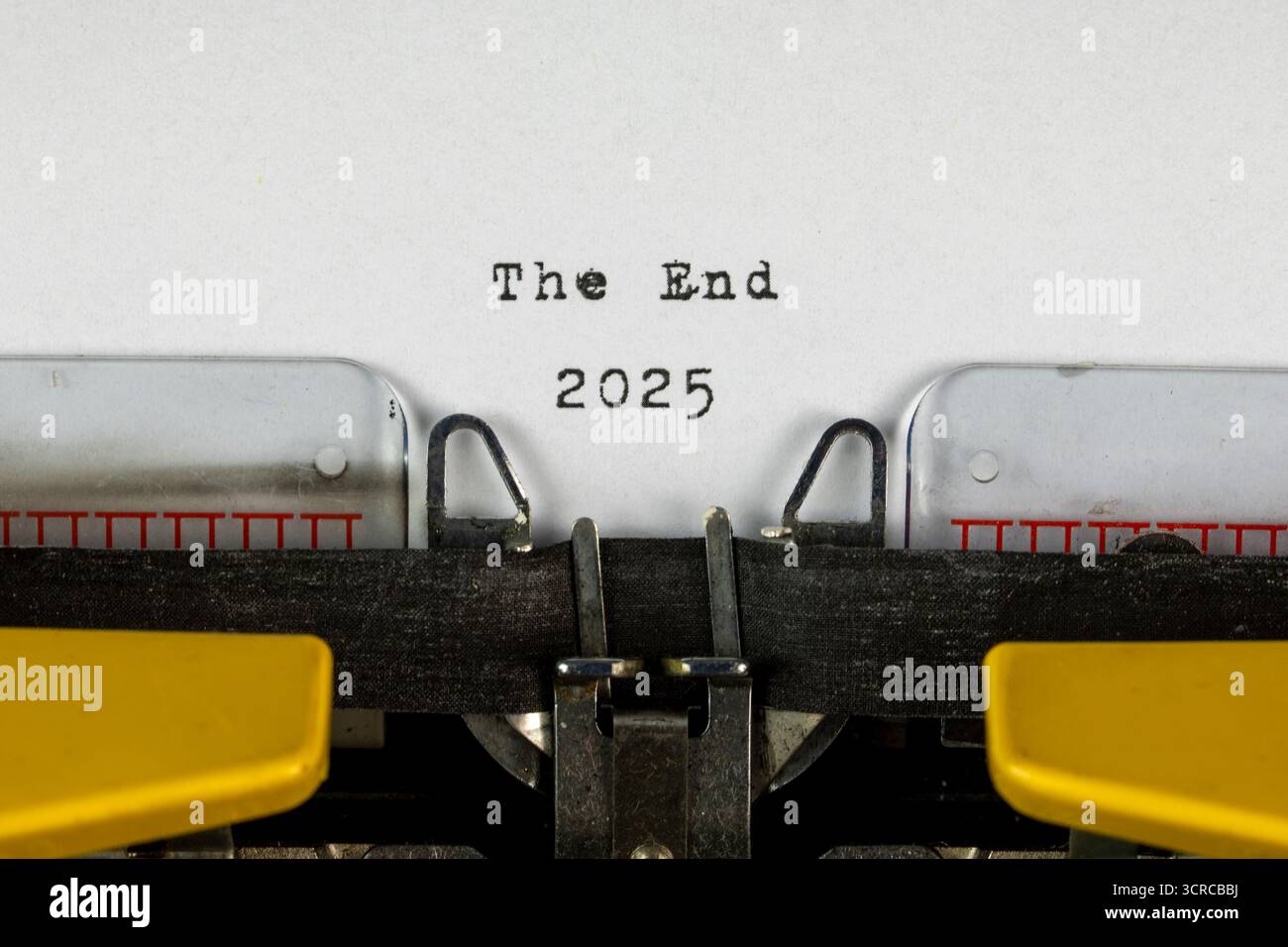 The End 2025 scritto su una vecchia macchina da scrivere Foto Stock