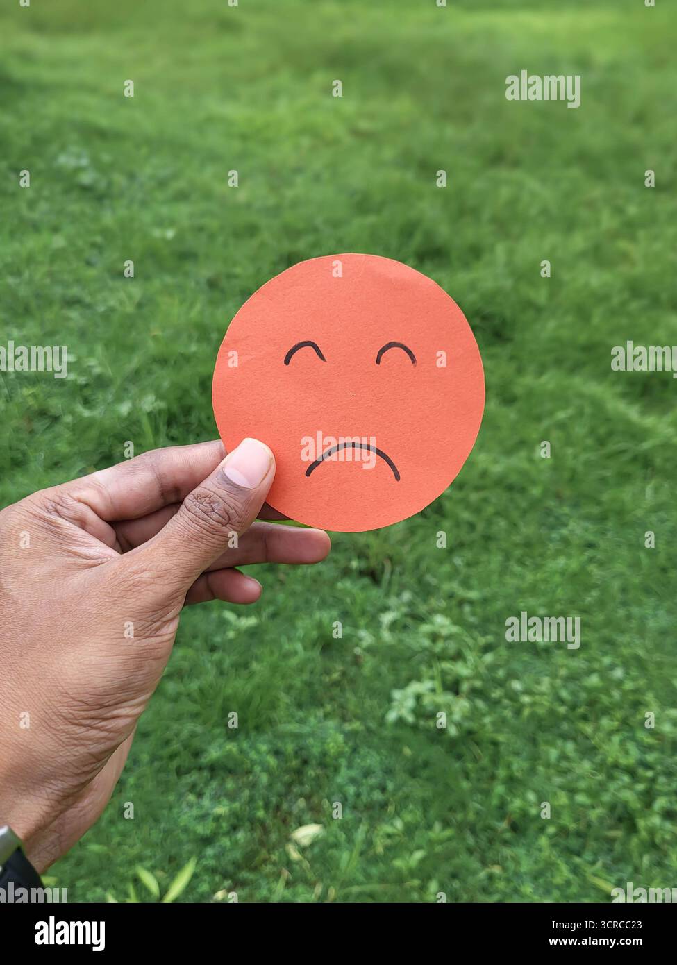 TRISTE, EMOTIVA E ANSIA IN MENTE - Immagine stock catturata con smartphone