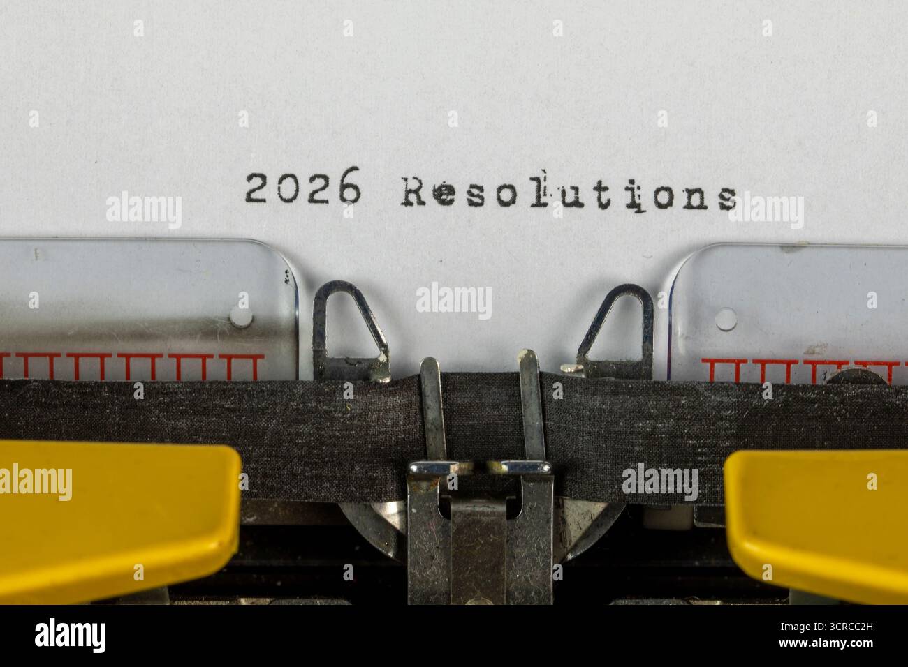 2026 risoluzioni scritte su una vecchia macchina da scrivere Foto Stock