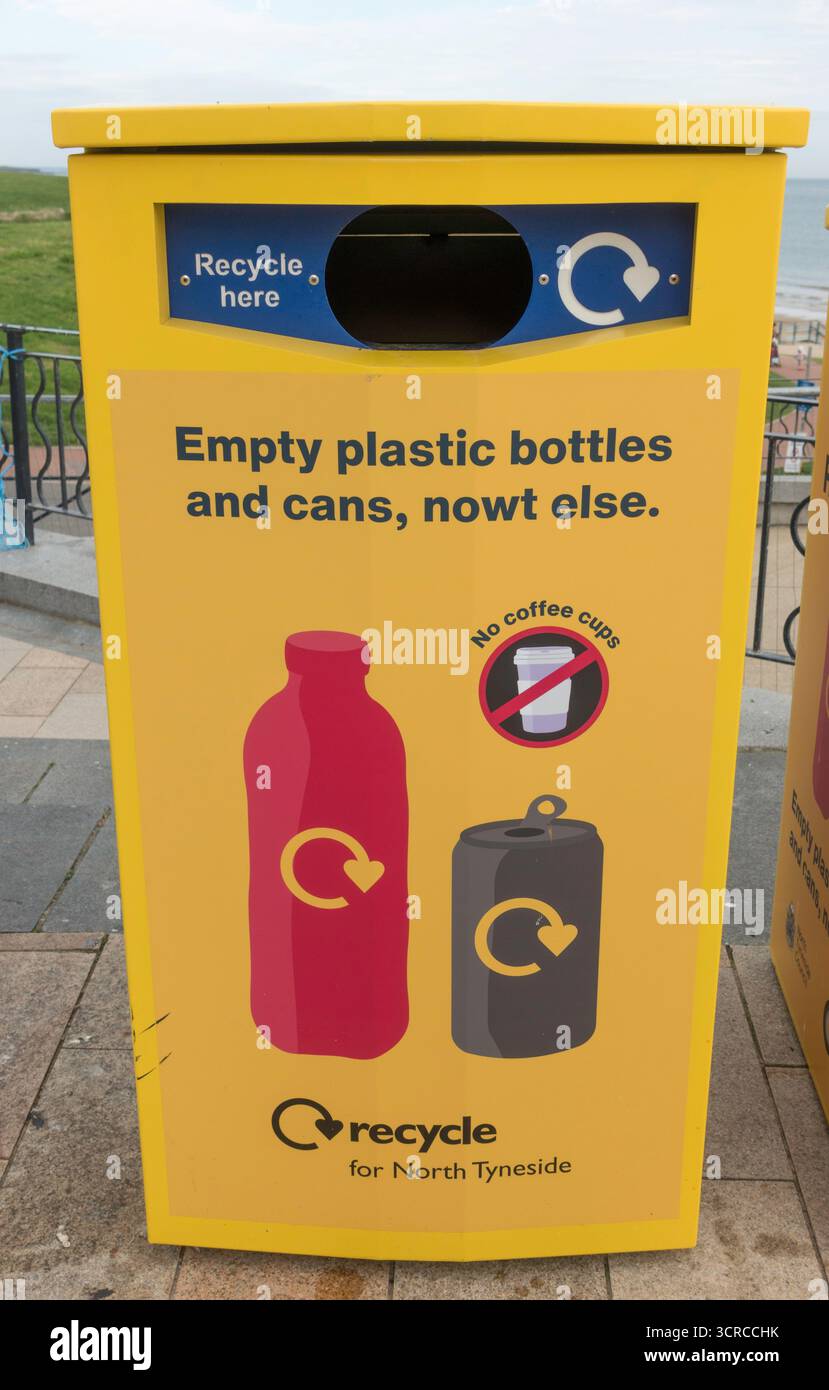 Un contenitore di riciclaggio per bottiglie di plastica e solo lattine "Not Else", North Tyneside Foto Stock