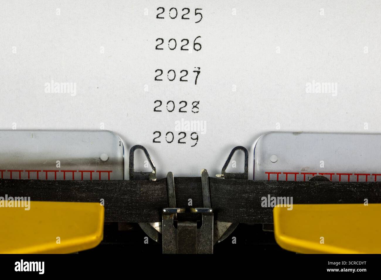 2025, 2026, 2027,2028,2029 scritto su una vecchia macchina da scrivere Foto Stock