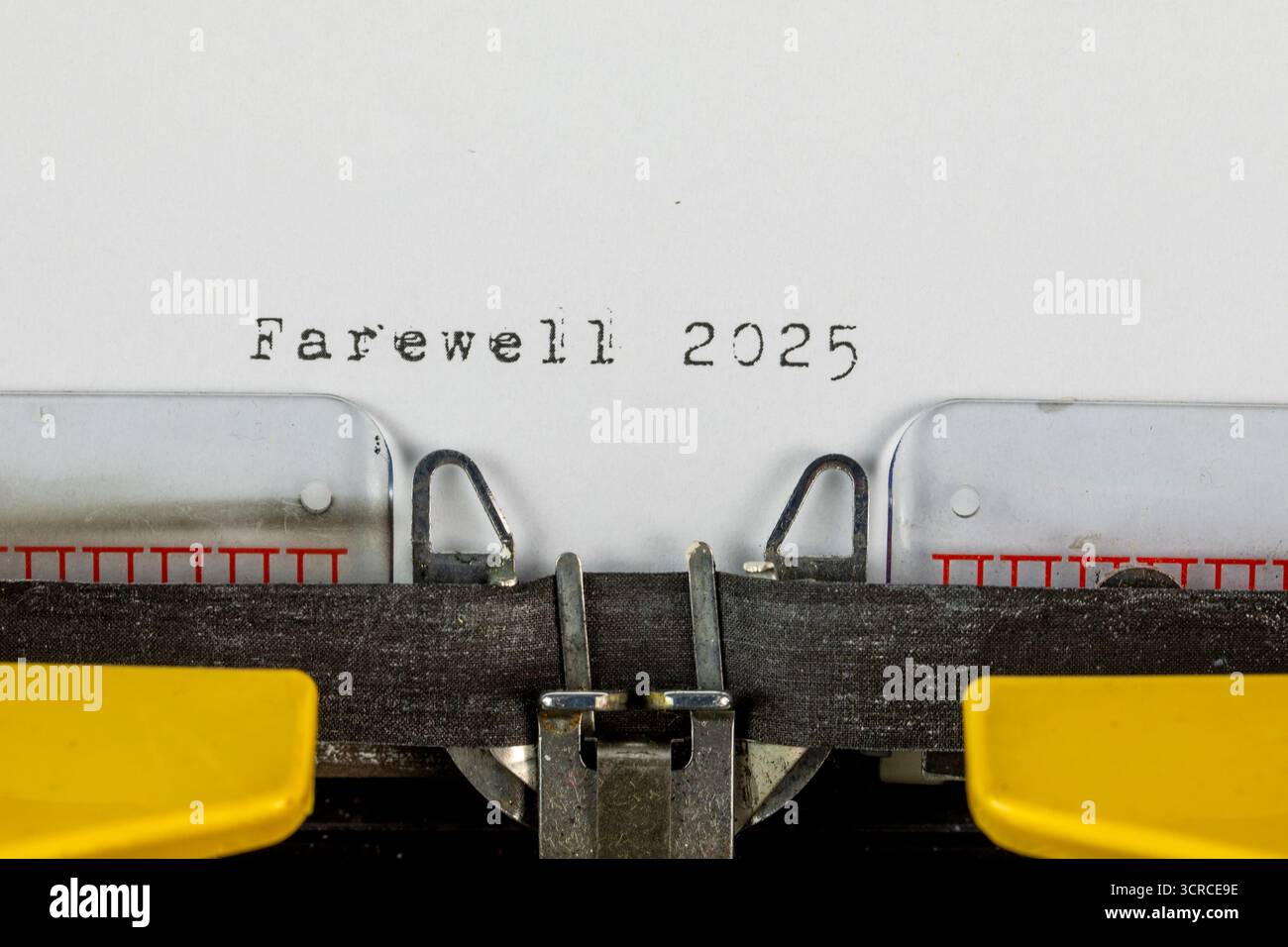 Addio 2025 scritto su una vecchia macchina da scrivere Foto Stock