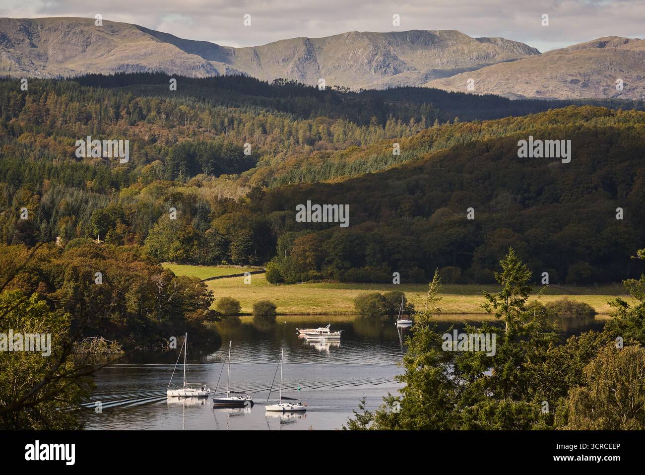 Le barche del lago Windermere navigano sul lago Foto Stock