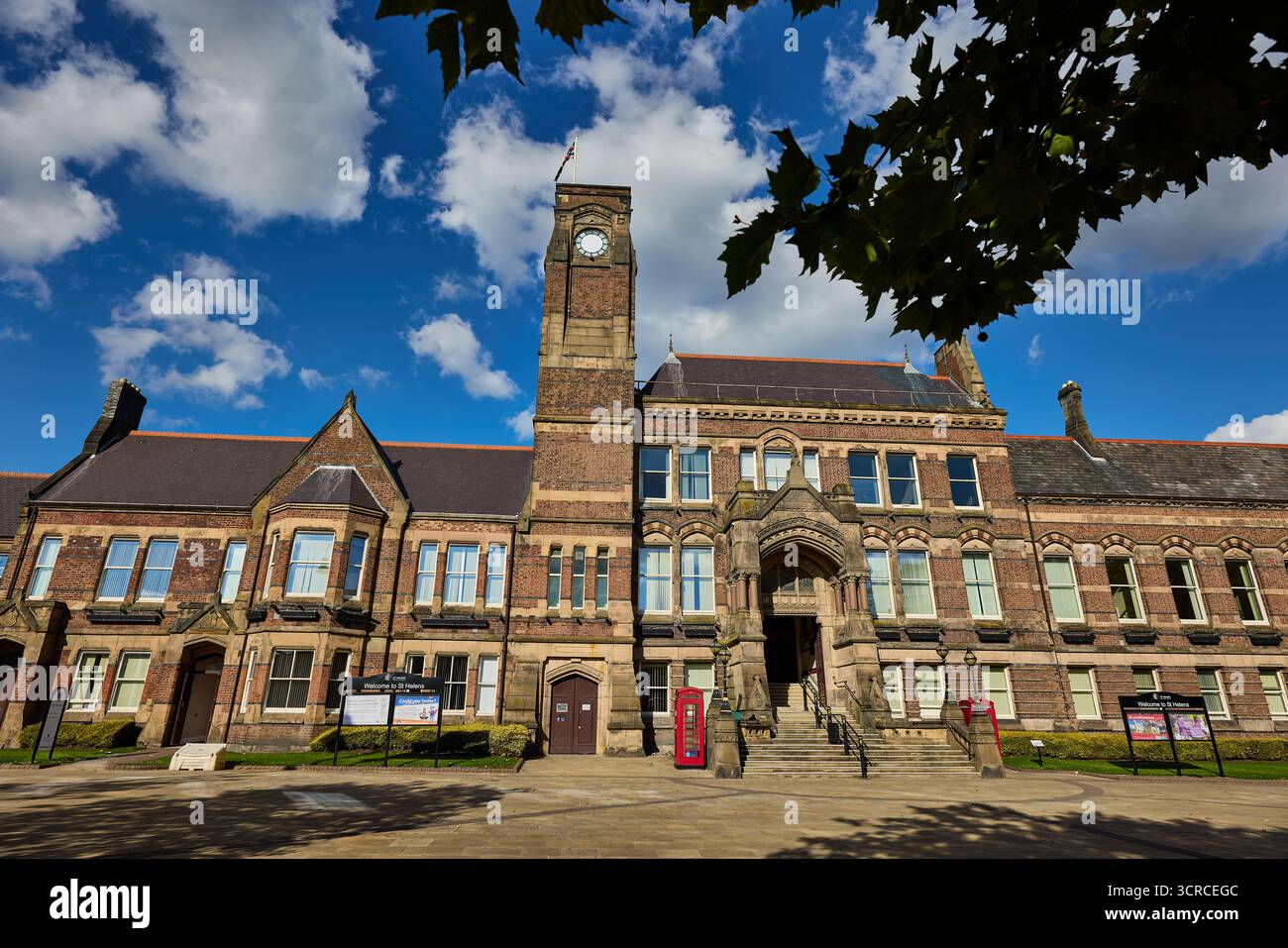 Il municipio di St Helens è stato costruito nel 1876 in stile vittoriano Foto Stock