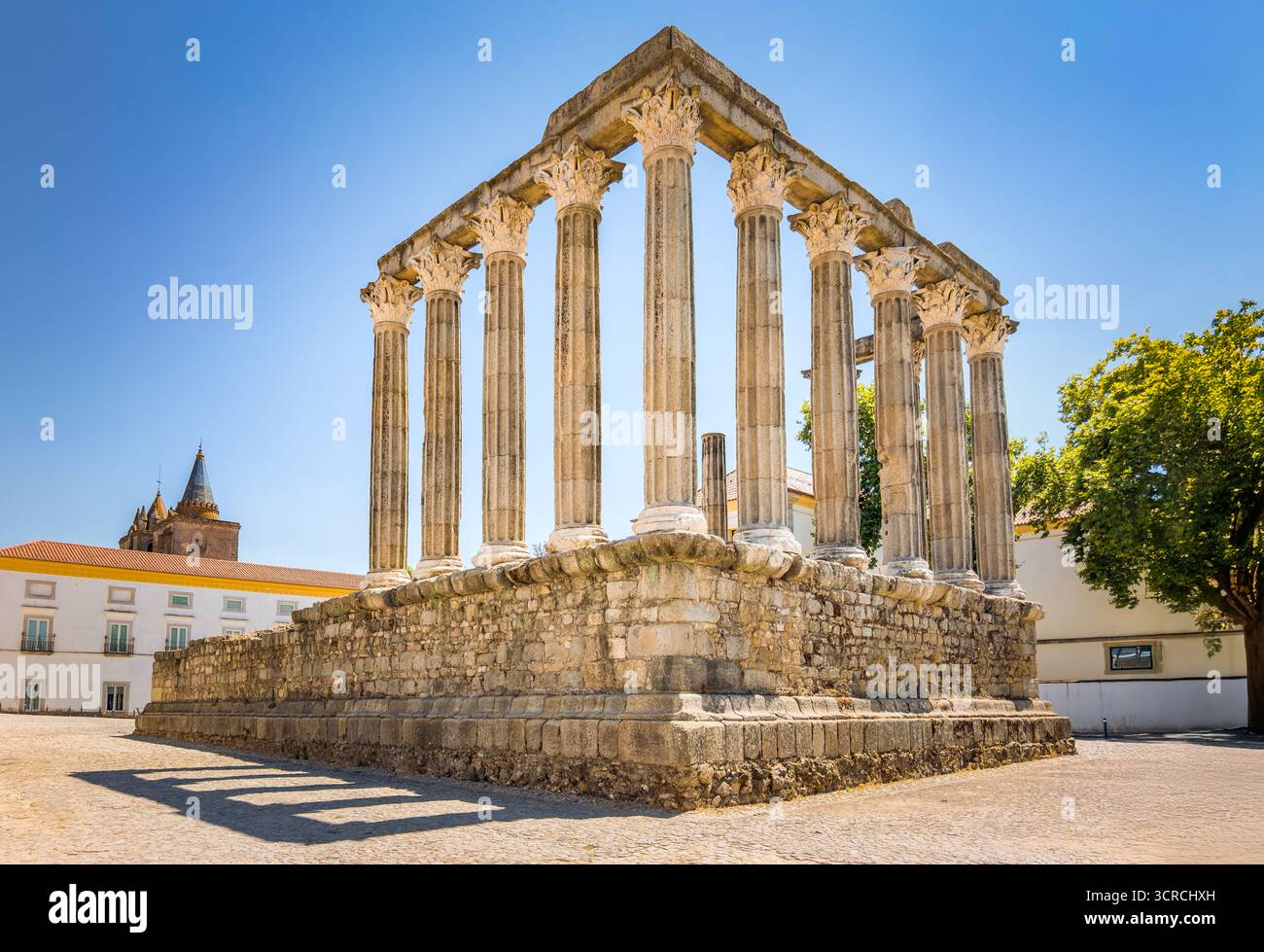Tempio romano di Diana con colonne corinzie nella storica piazza di Évora, Portogallo Foto Stock