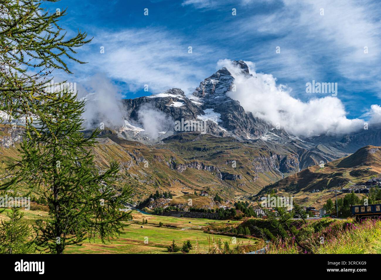 Il Cervino, a 4.478 metri sul livello del mare, incornicia la città di Breuil-Cervinia, rinomata meta turistica della Valle d'Aosta Foto Stock