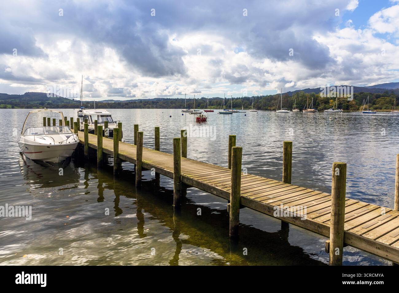 Molo in legno e barche a motore ormeggiate a Waterhead, Ambleside, lago Windermere, Lake District, Inghilterra, REGNO UNITO Foto Stock