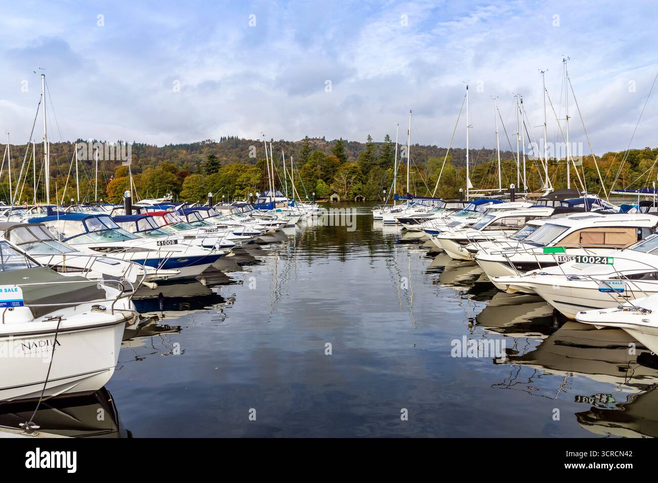 Barche a motore e yacht ormeggiati presso il porticciolo sul lago Windermere, Bowness on Windermere, Lake District, Inghilterra, Regno Unito Foto Stock