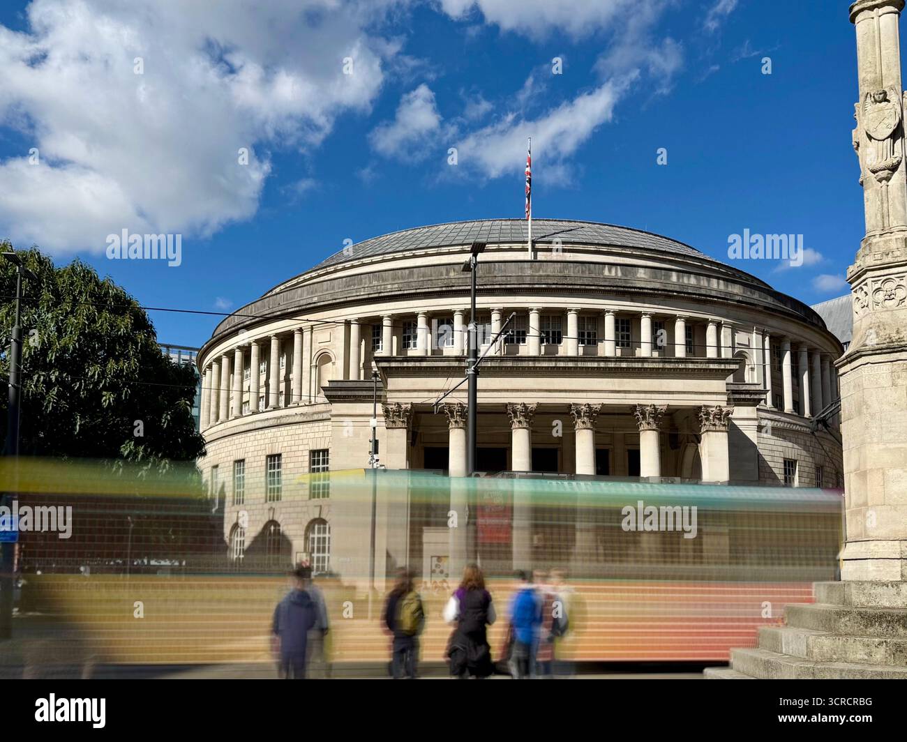 Piazza San Pietro e la Biblioteca centrale nel centro di Manchester, con la confusione di tram e pedoni di passaggio - Immagine stock catturata con smartphone