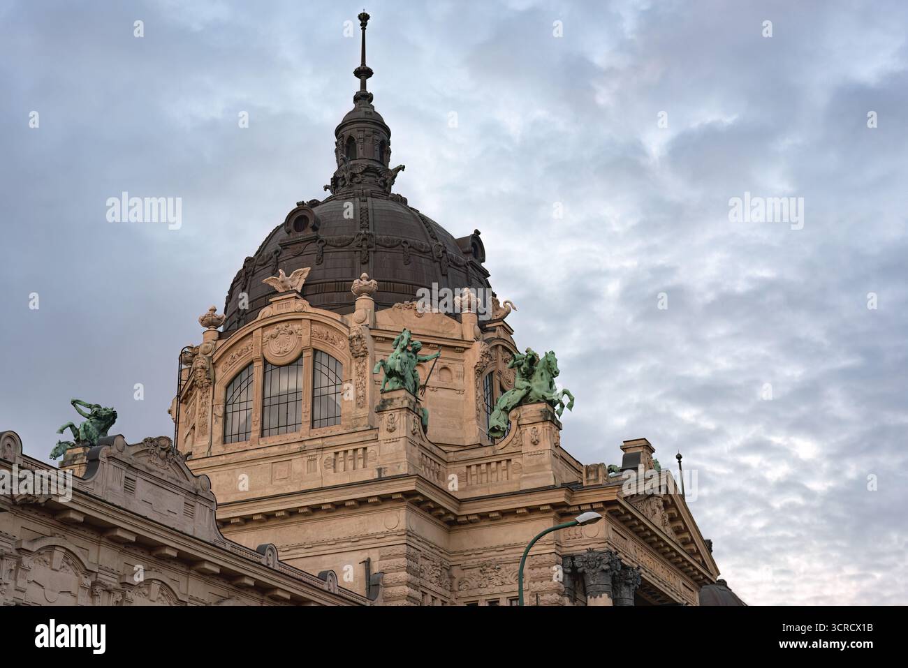 La cupola delle terme Szechenyi mostra il suo stile architettonico neo-barocco con le sue sculture e il tetto in rame Foto Stock