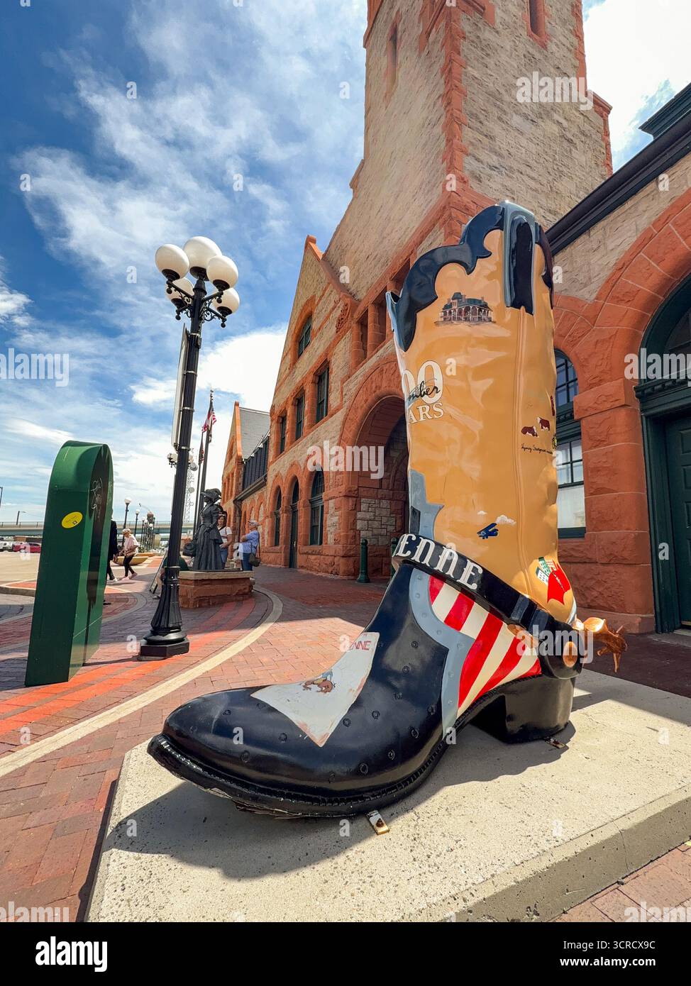 Cheyenne, Wyoming, Stati Uniti d'America - 2 giugno 2025: Grande modello di stivale da cowboy in mostra come arte pubblica fuori dalla storica stazione Cheyenne Depot della città - Immagine stock catturata con smartphone