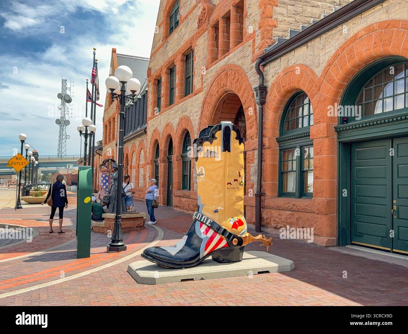 Cheyenne, Wyoming, Stati Uniti d'America - 2 giugno 2025: Grande modello di stivale da cowboy in mostra come arte pubblica fuori dalla storica stazione Cheyenne Depot della città - Immagine stock catturata con smartphone