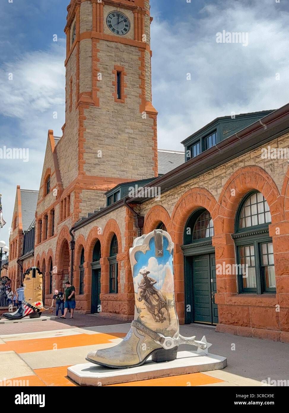 Cheyenne, Wyoming, Stati Uniti d'America - 2 giugno 2025: Grande modello di stivale da cowboy in mostra come arte pubblica fuori dalla storica stazione Cheyenne Depot della città - Immagine stock catturata con smartphone