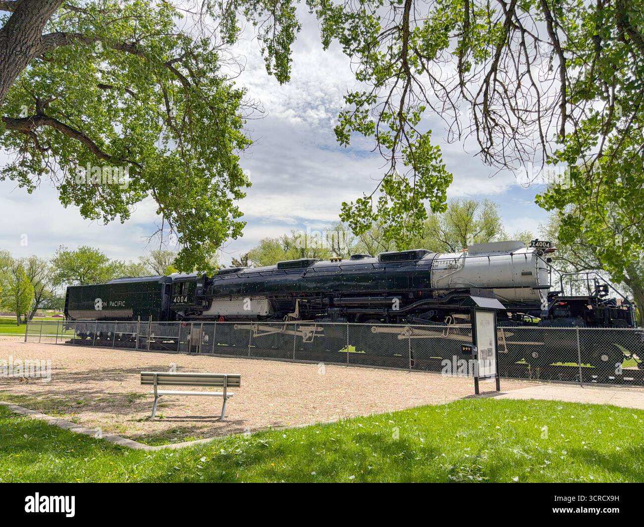 Cheyenne, Wyoming, USA - 2 giugno 2025: Una delle storiche locomotive a vapore Big Boy Union Pacific in mostra nel Holliday Park della città - Immagine stock catturata con smartphone
