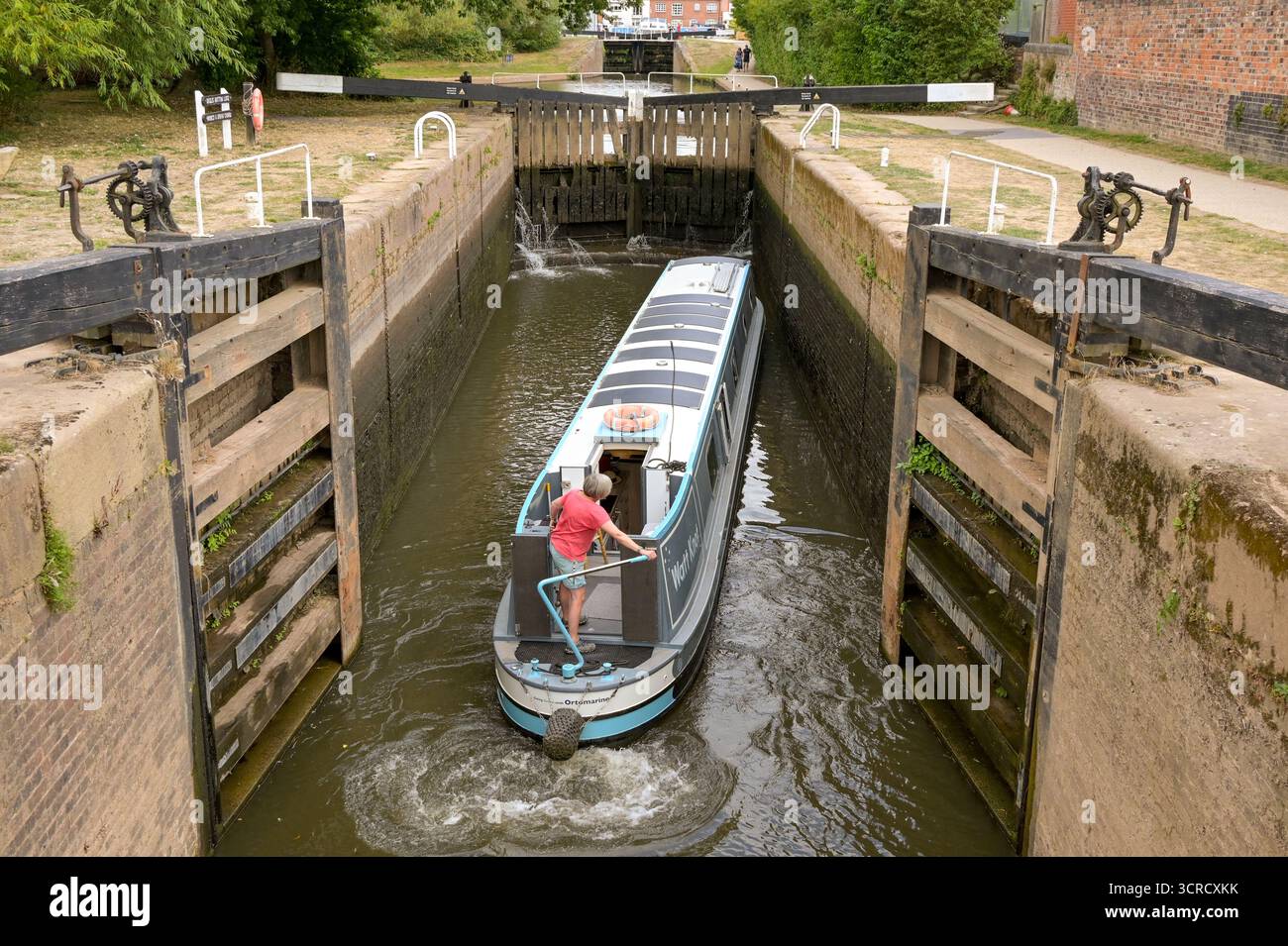 Worcester, Worcestershire, Inghilterra, ~UK - 24 agosto 2025: Barca stretta che entra nella chiusa inferiore di Dignis sul Worcester e sul canale di Birmingham. Foto Stock