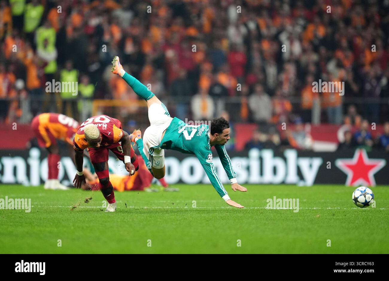 Mario Lemina (a sinistra) del Galatasaray sfida Curtis Jones del Liverpool per il pallone durante la UEFA Champions League, partita di campionato al RAMS Park di Istanbul, Turchia. Data foto: Martedì 30 settembre 2025. Foto Stock
